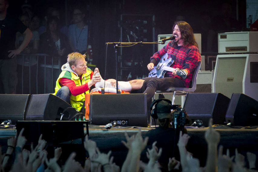 Lead singer Dave Grohl breaks his leg
